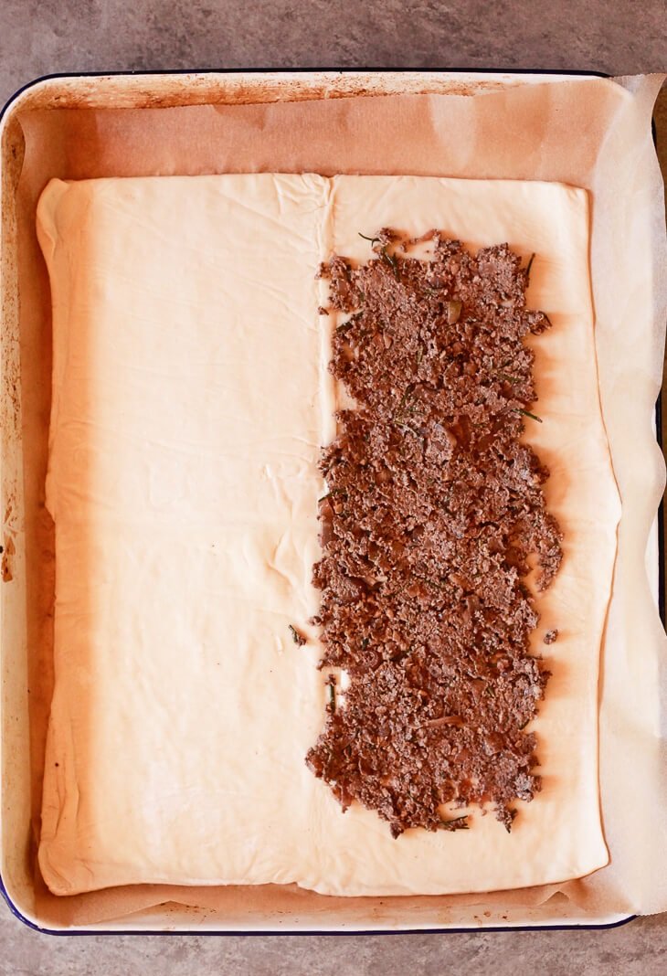 Рулет из слоеного теста с тыквой