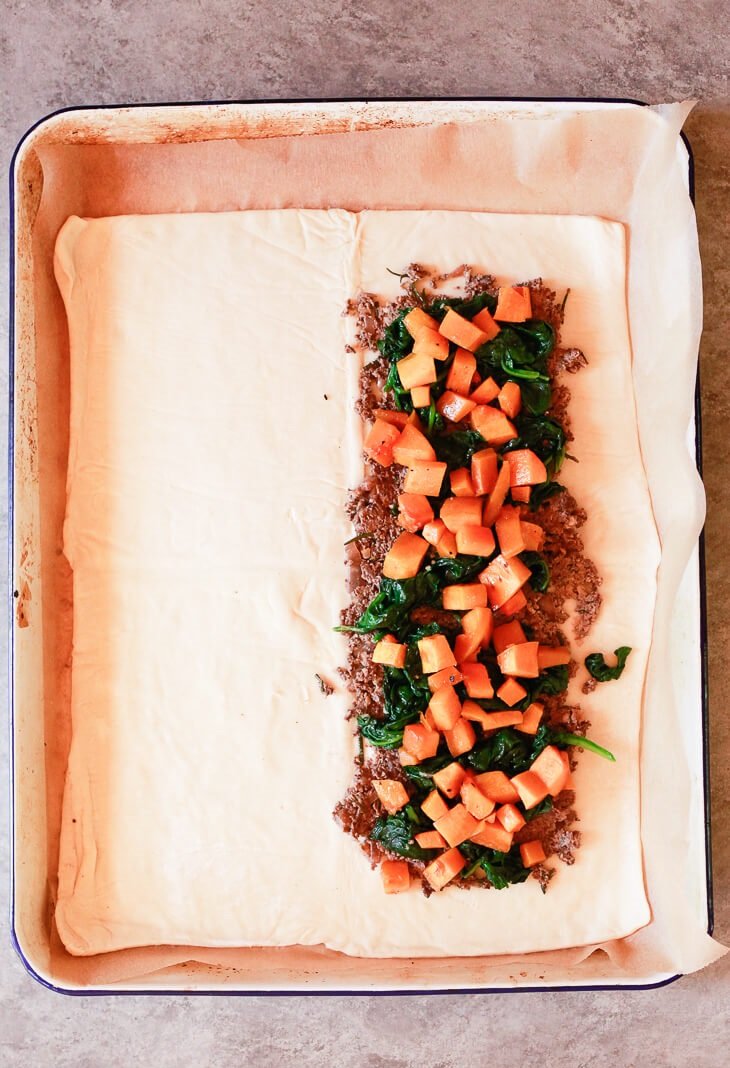 Рулет из слоеного теста с грибами