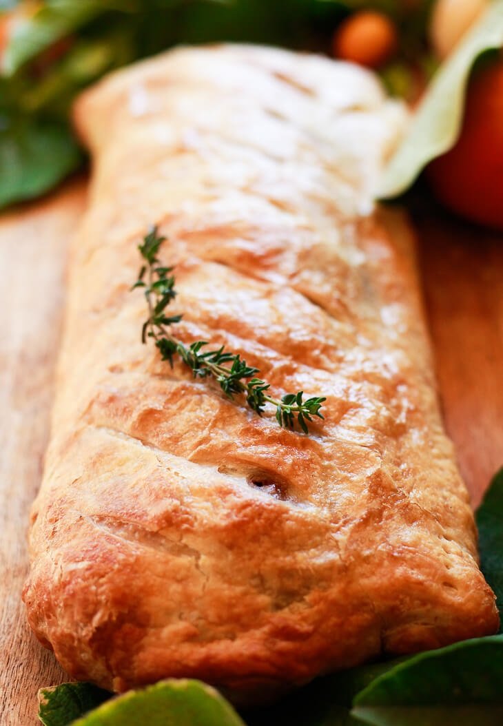 веганский рулет из слоеного теста с овощами