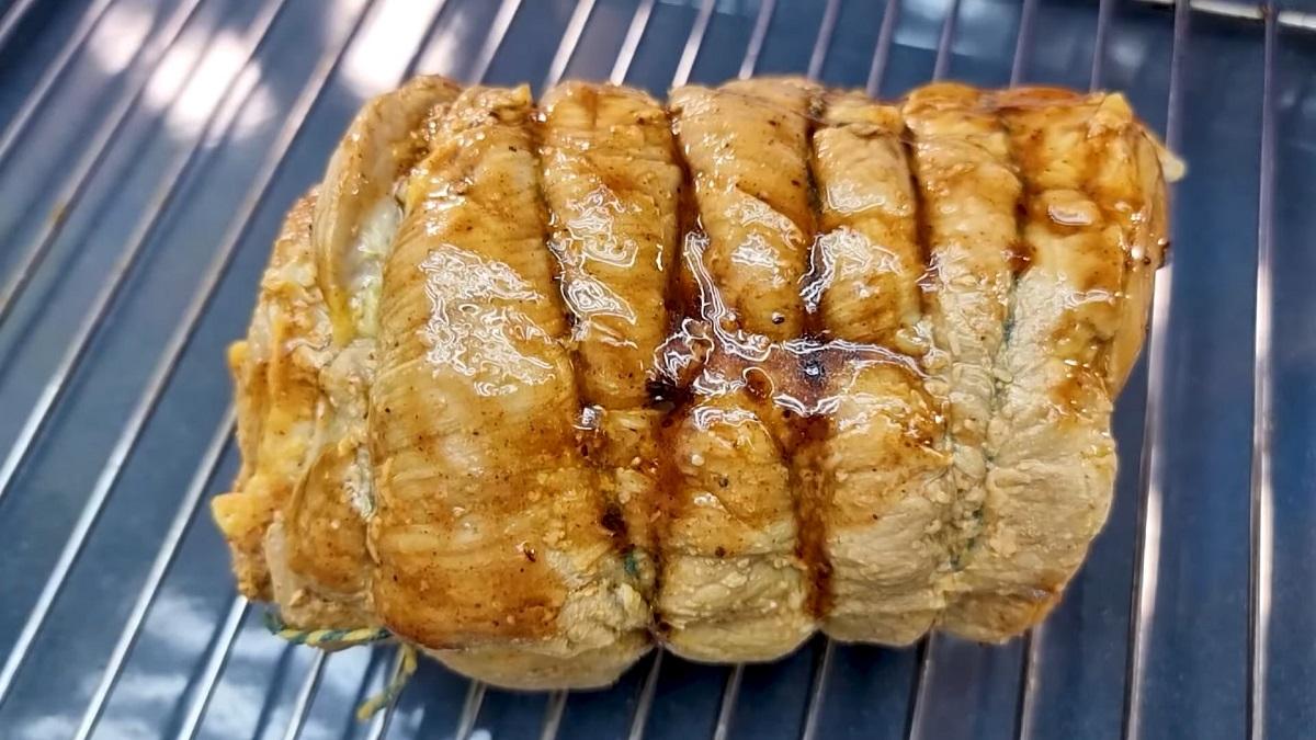 рулет с соусом