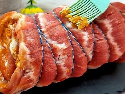 Шикарный рулет из свинины с соусом в духовке