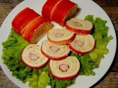 Рулет из сырков с крабовыми палочками