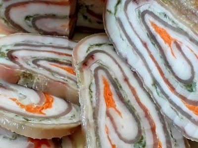 Аппетитный рулет из тонкого сала c морковью