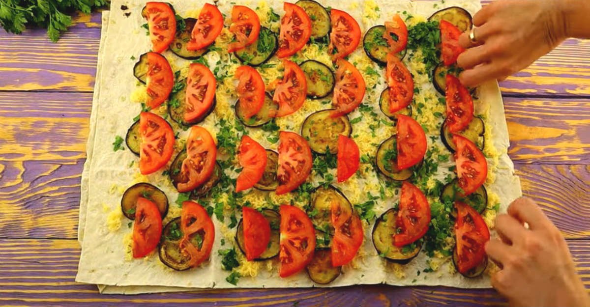 рулет с баклажанами, сыром и помидорами