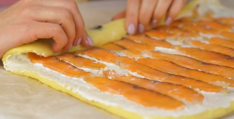 закусочный рулет с красной рыбой