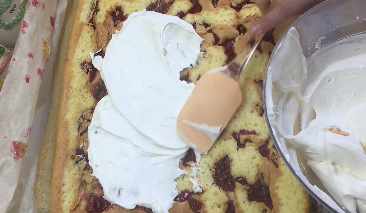 смазывание коржа кремом