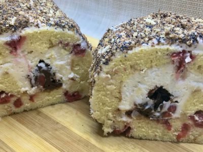 Рулет с вишней и сметанным кремом