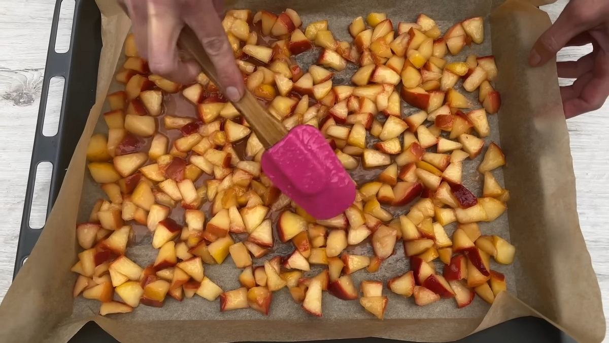 яблоки на противне