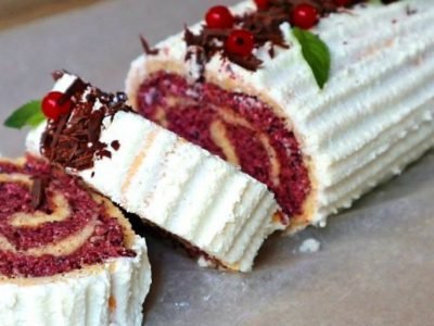 Быстрый рулет с ягодами без муки и масла