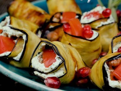 Рулетики из баклажанов с фетой и помидорами
