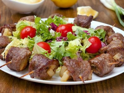 Рулетики из говядины с ананасом