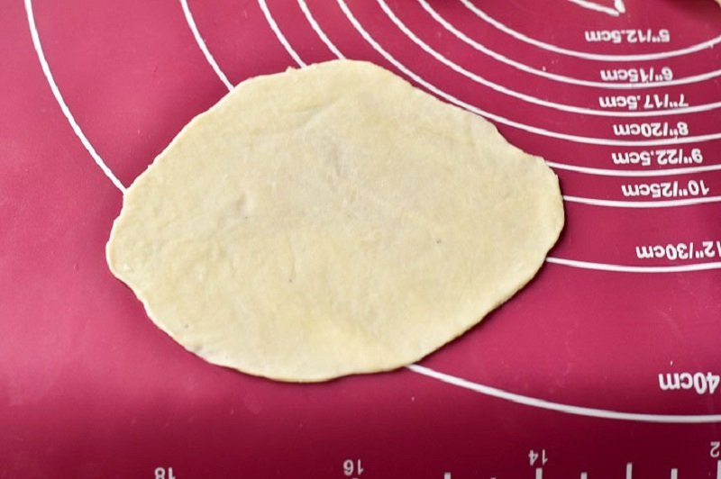 раскатанный кусочек теста