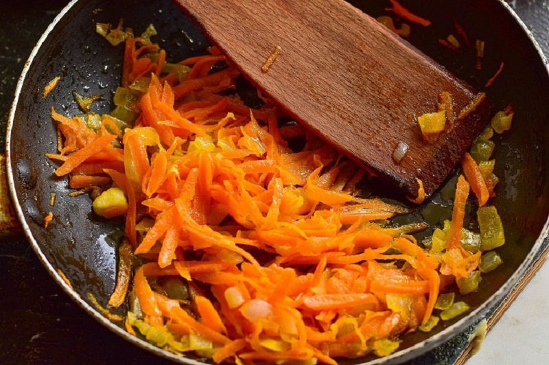 обжаривание моркови и лука