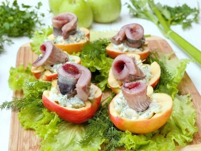 Рулетики из сельди в яблоках