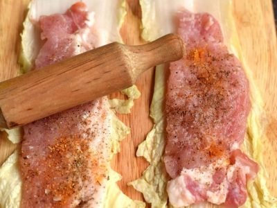 Сочные рулетики из свинины и пекинской капусты