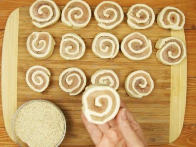 Рулетики с курицей и кунжутом