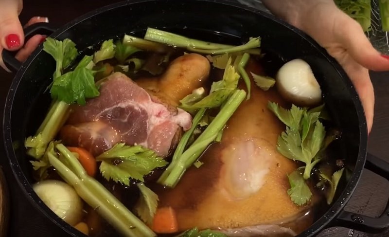 овощи и рулька в кастрюле