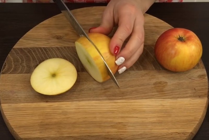 нарежьте яблоки