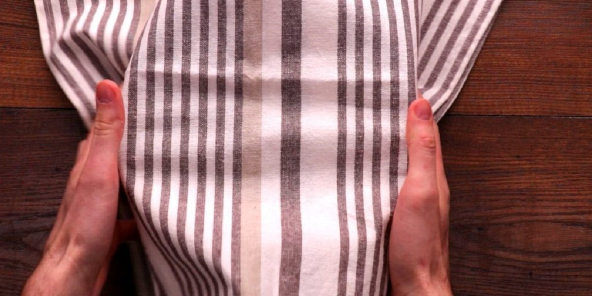 завернутое в полотенце тесто