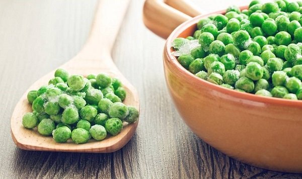 Русский салат по-итальянски, подготовка замороженного горошка