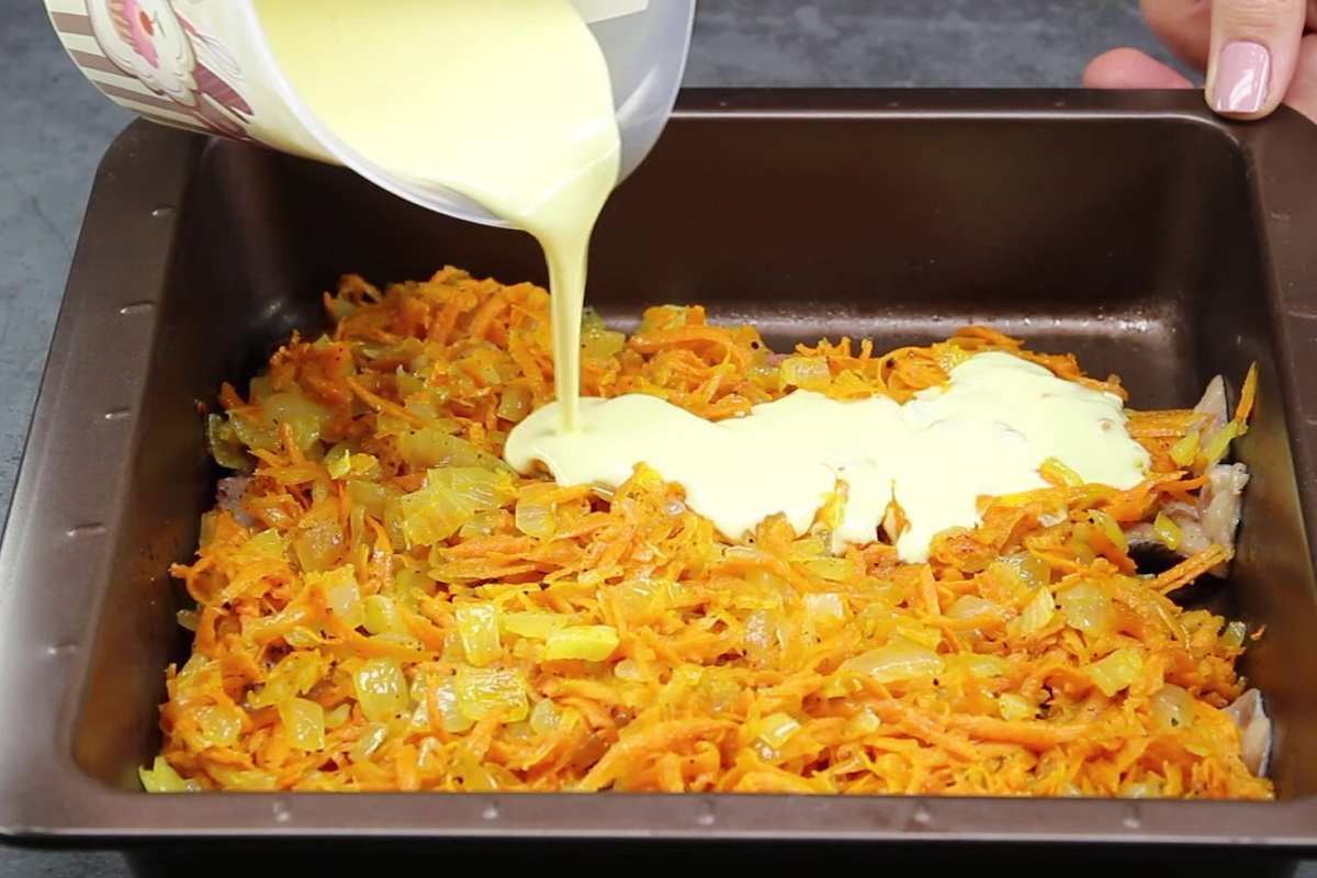 рыба под овощами и соусом