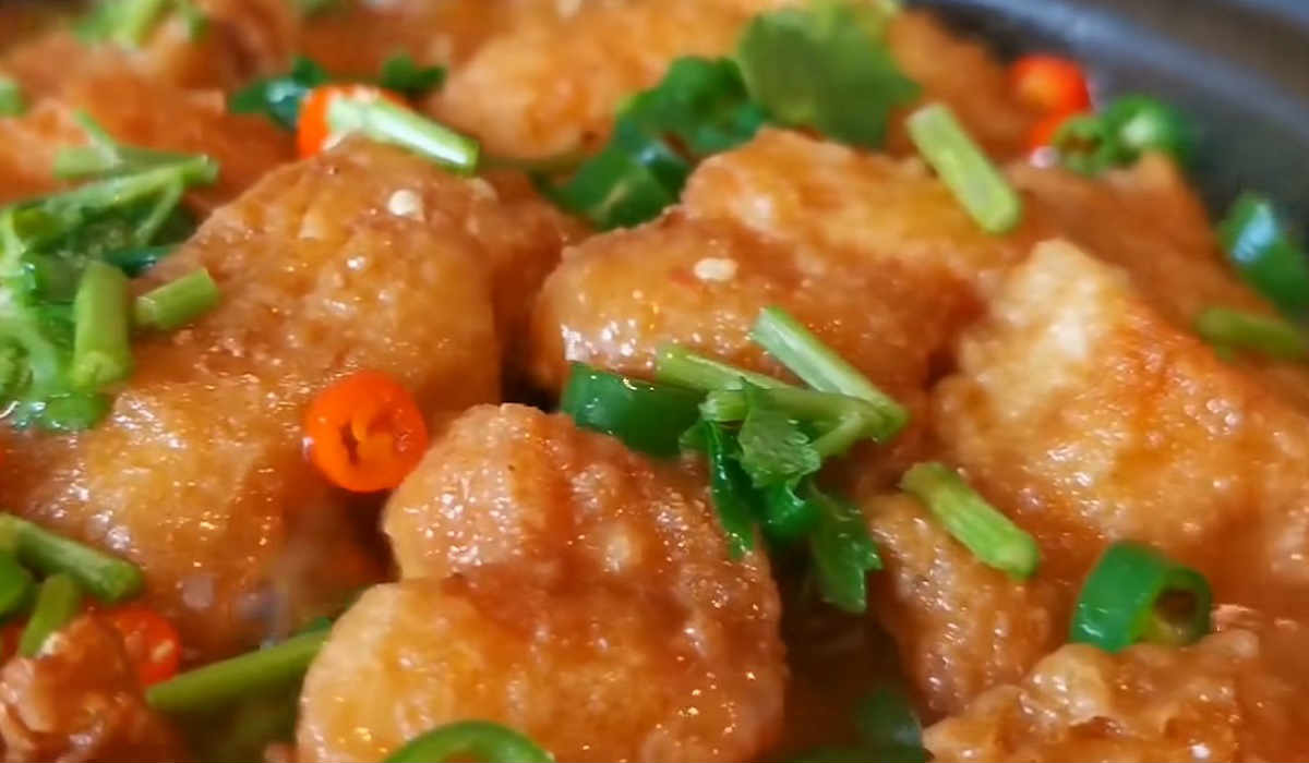 блюдо, посыпанное перцами