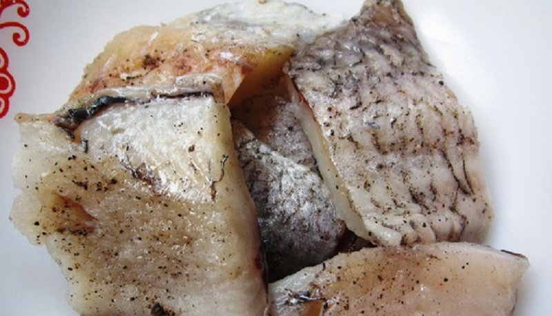 нарезанные кусочки рыбы
