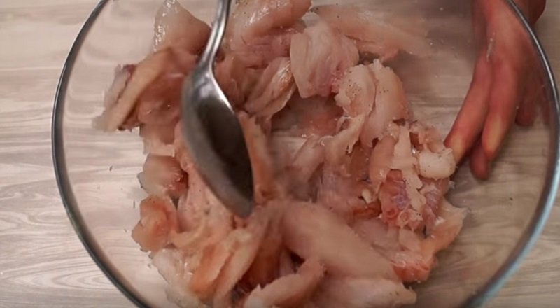 нарезать филе рыбы