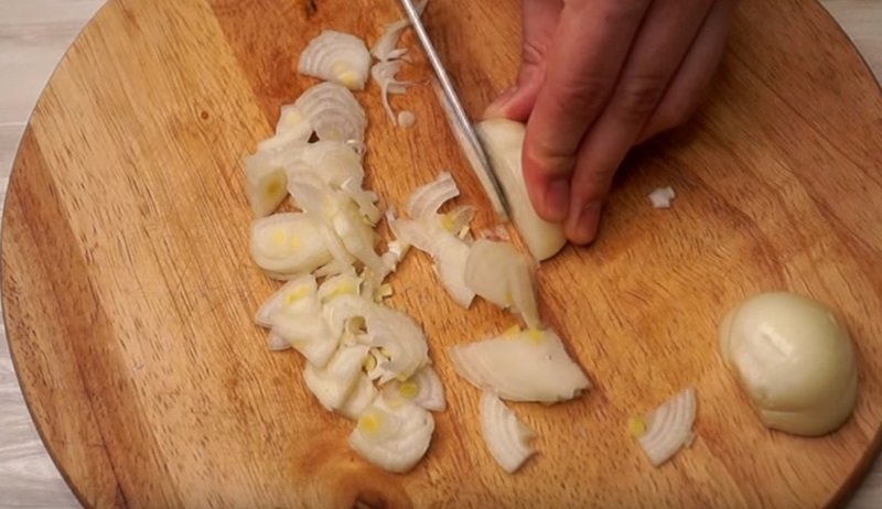 нарезать лук