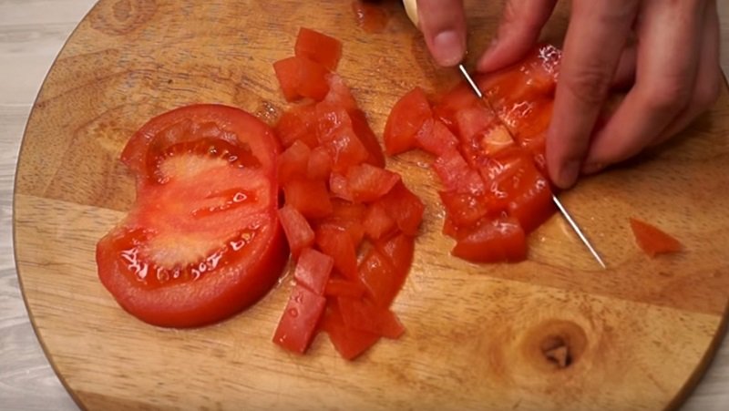 измельчать лук