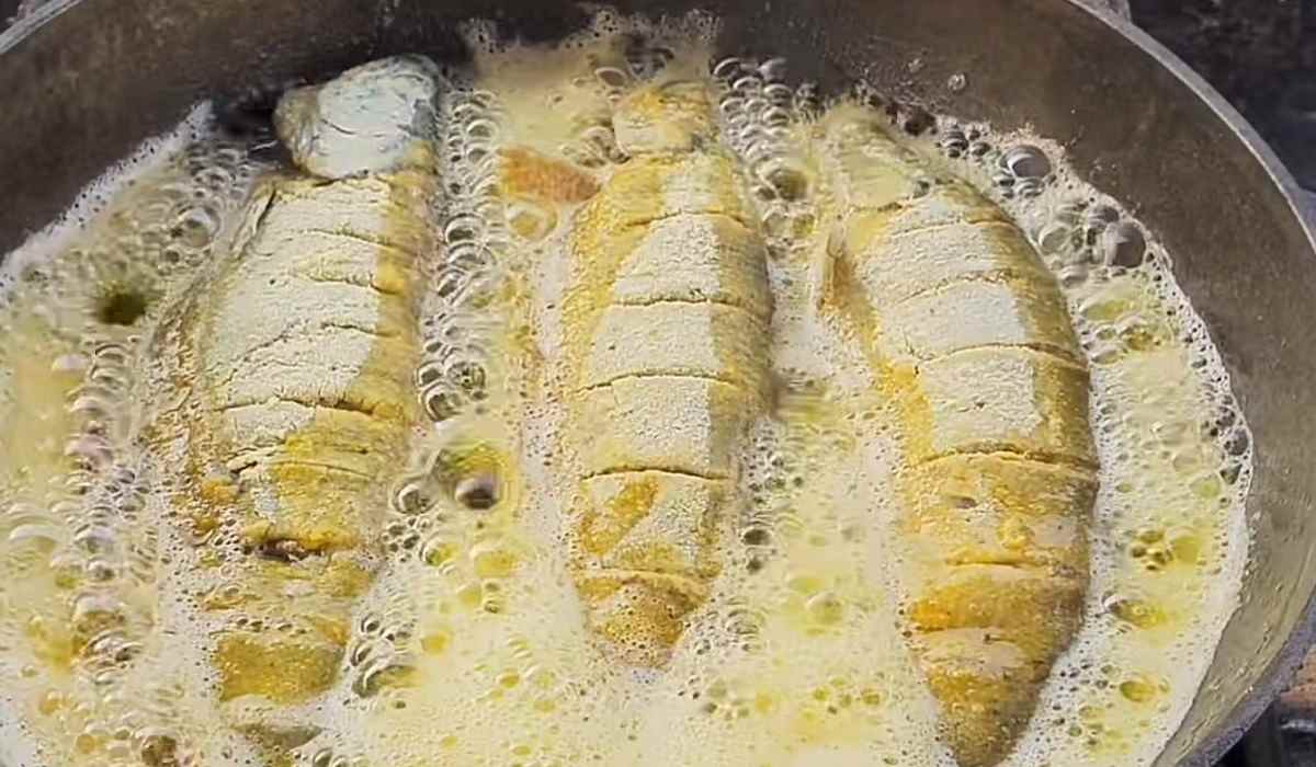 рыба на сковороде