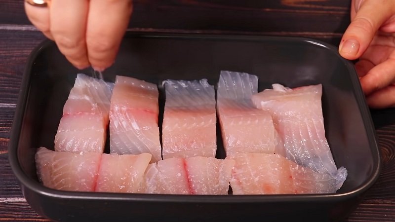 приготовленная рыба под соусом