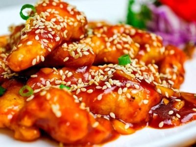 Аппетитная рыба в горячем соусе на сковороде