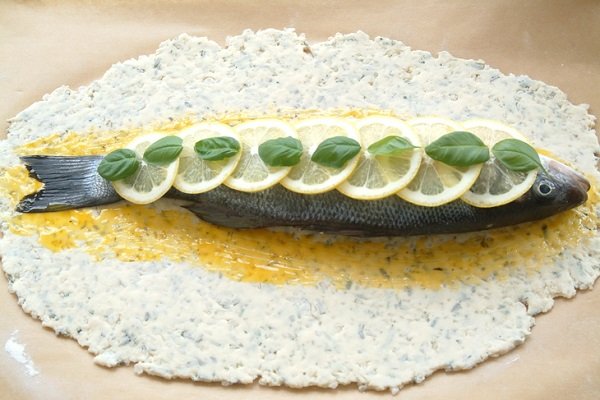 запекать рыбу в тесте