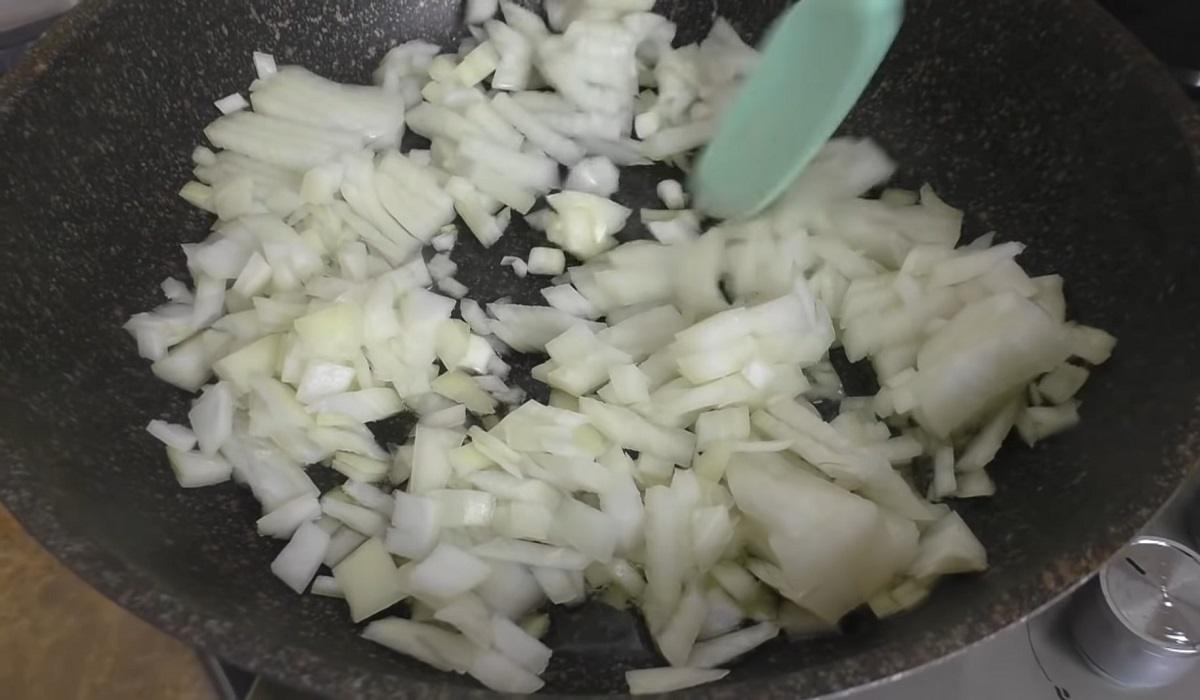 лук на сковороде
