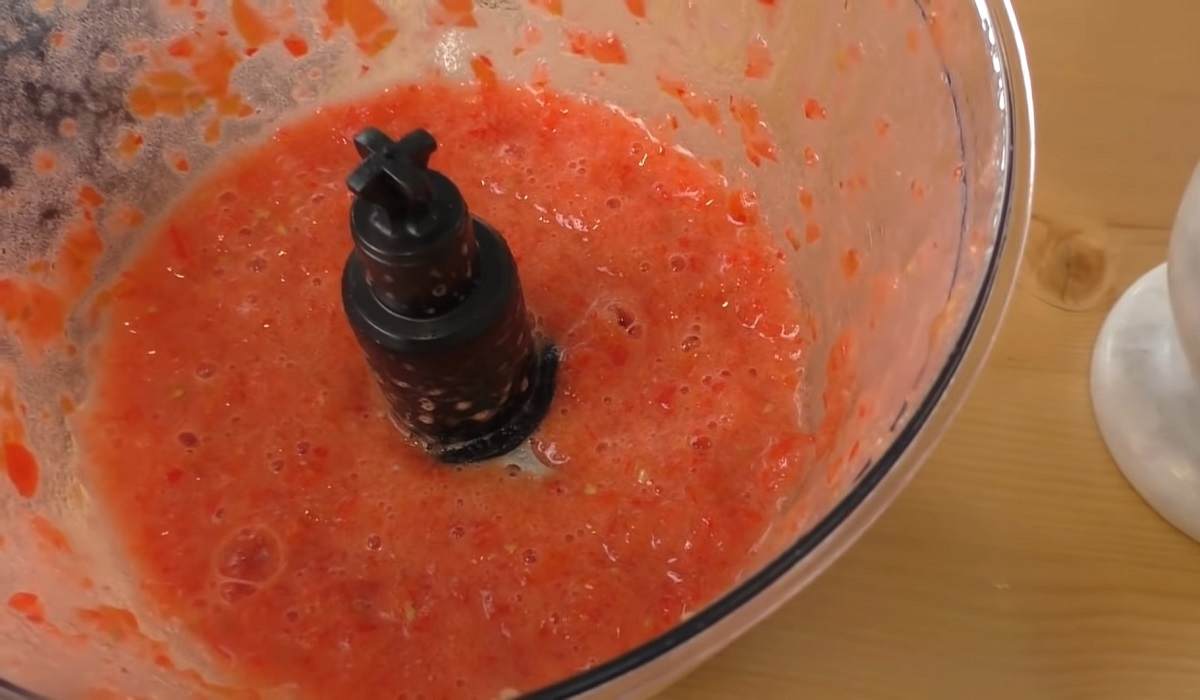 измельченные помидоры и перец