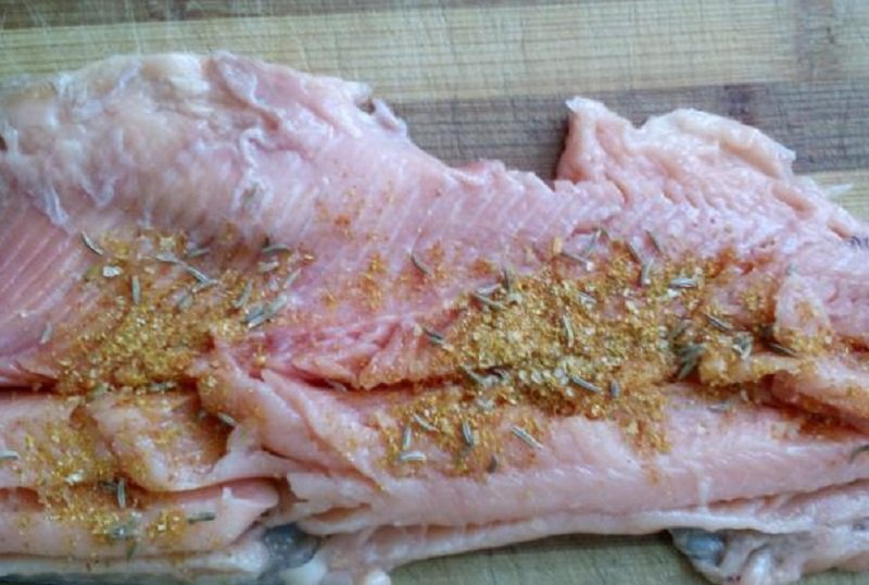 запекать рыбу