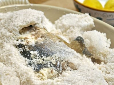 Рыба, запеченная в соли