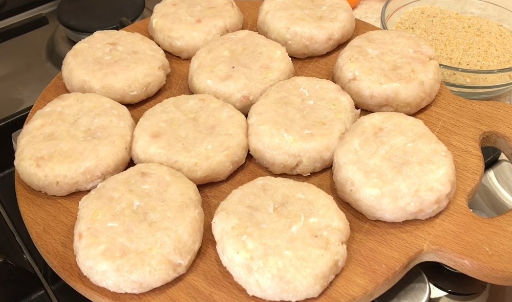 рыбные котлеты в панировке