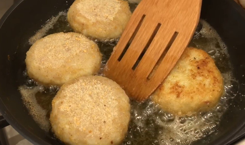 рыбные котлеты в панировке