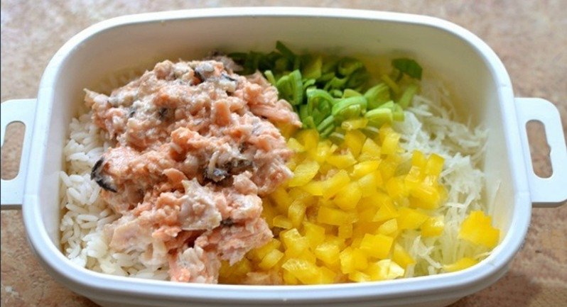 рыбный салат в съедобных корзинках