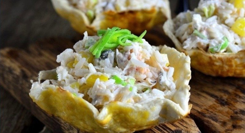 рыбный салат в съедобных корзинках