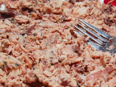 Рыбный салат в съедобных корзинках