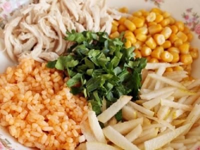 Салат с курицей и кукурузой