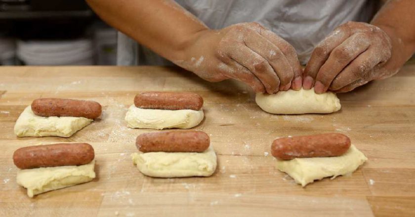 пиріжки з сосисками - готуємо з покроковими фото