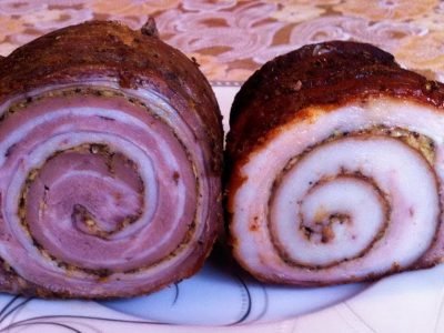Свиной рулет в луковой шелухе