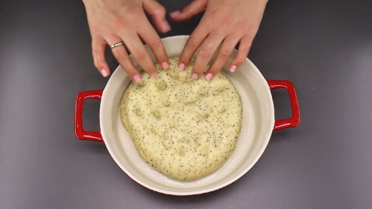 тесто в форме для выпекания