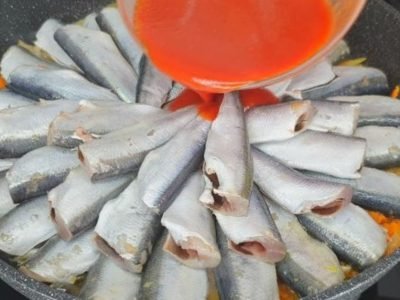 Салака в томатном соусе, тушенная с овощами: бабушкин рецепт