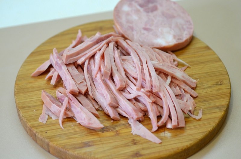 нарезка ветчины на салат