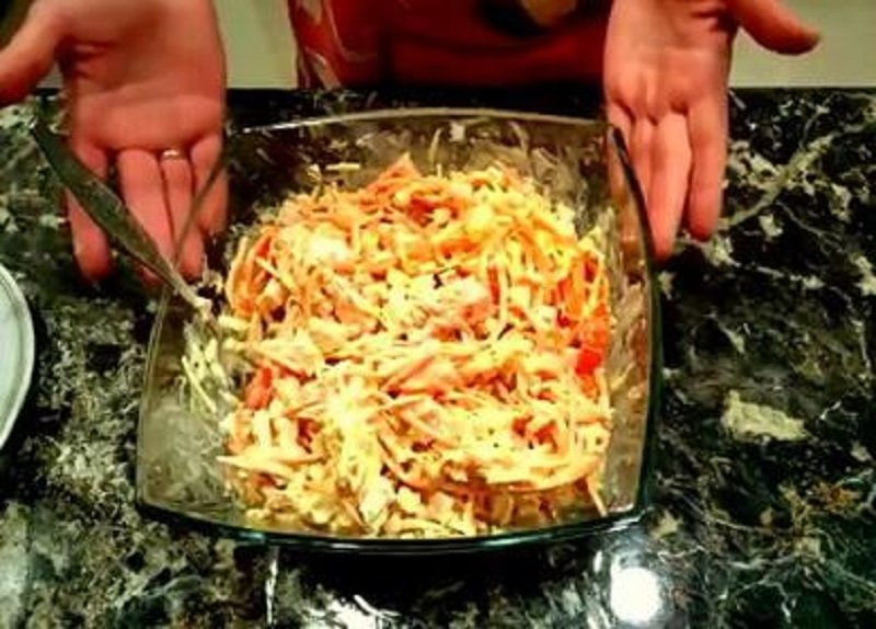 смешивание салата